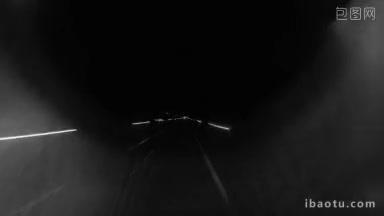 从客舱的黑暗隧道中拍摄的地铁列车的黑白延时镜头